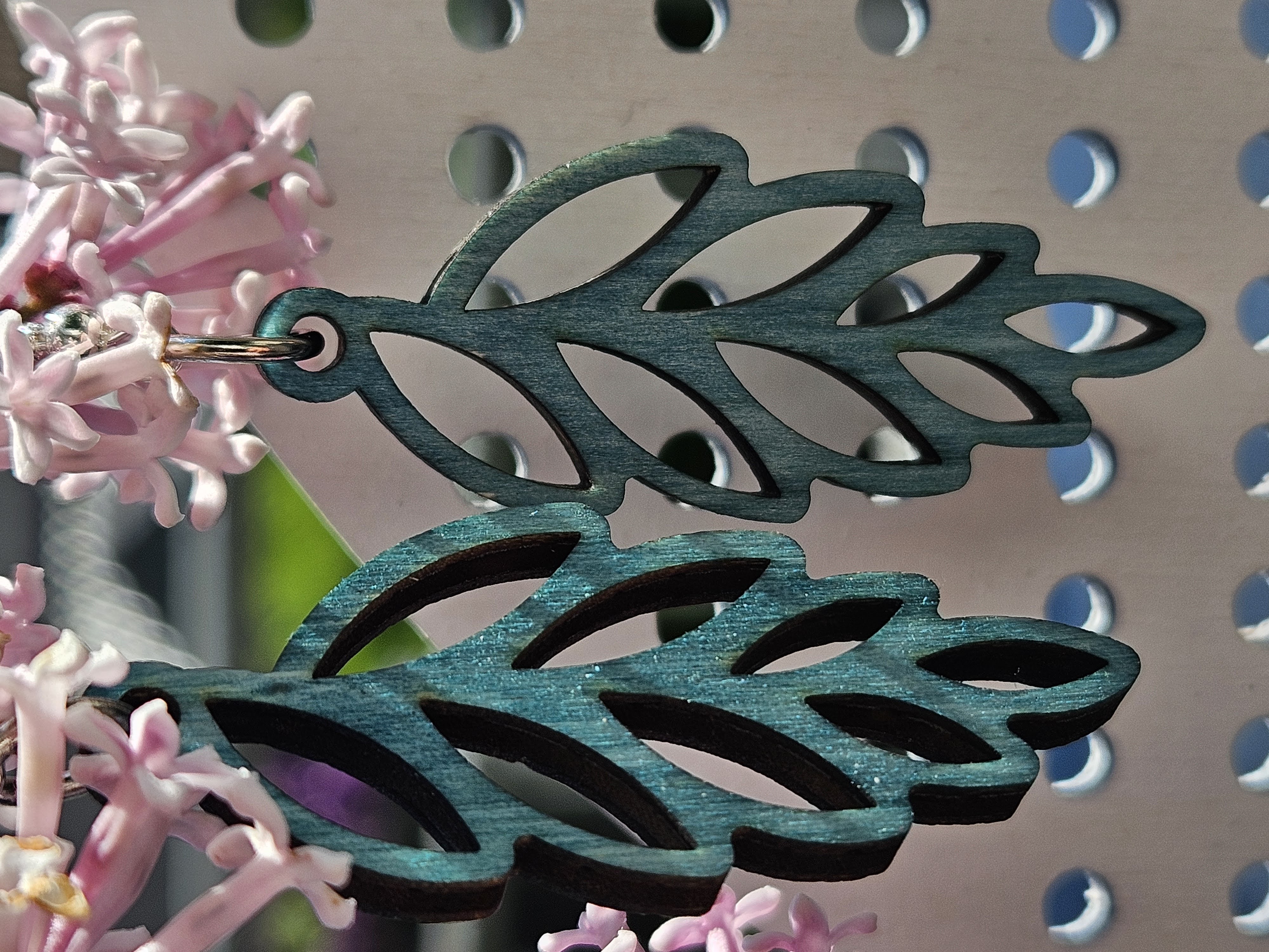 Florale Ohrringe aus Holz – leicht, natürlich & handgefertigt