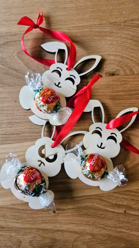Osterhasen aus Holz mit Schokoladenkugel-Halter